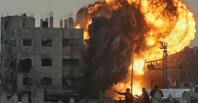 Bombardamenti israeliani su Gaza City dello scorso 6 febbraio (AP Photo/Jehad Alshrafi)