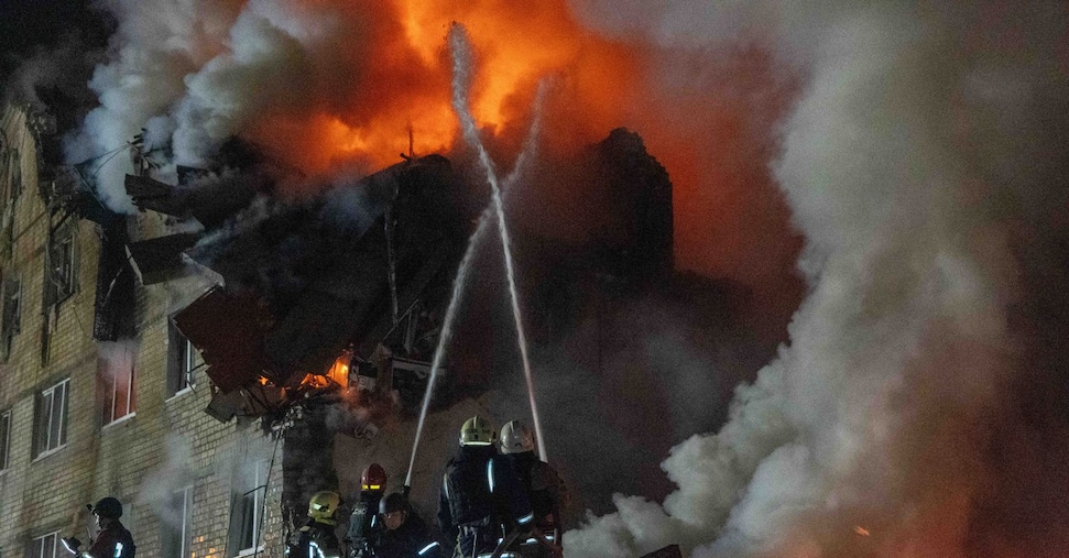 Ucraina, missili e droni russi su Dnipro e a Kharkiv. Zelensky: «Negoziati rinviati»