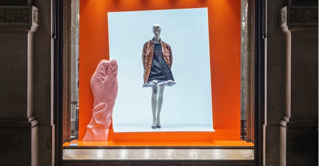La vetrina con un look della P/E 26 di Prada nel negozio di Galleria Vittorio Emanuele a Milano, parte del progetto “Image of an Image”, la campagna del brand firmata dall’artista Anne Collier. (Courtesy Prada)