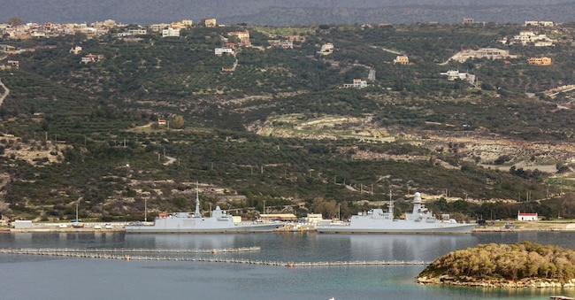 La fregata italiana Federico Martinengo e la fregata francese Bretagne, quando erano attraccate alla base navale di Souda Bay sull’isola di Creta