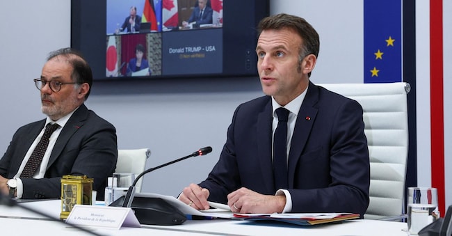 Il presidente francese Emmanuel Macron (a destra) presiede una videoconferenza dei leader del G7, accanto al segretario generale del presidente francese Emmanuel Moulin (a sinistra), per discutere delle ripercussioni della guerra in Iran sull'economia mondiale, nel contesto del conflitto tra Stati Uniti, Israele e Iran, all'Eliseo a Parigi, Francia, l'11 marzo 2026.  EPA/Gonzalo Fuentes / POOL MAXPPP OUT