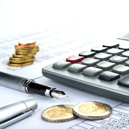 Taschenrechner Füller Münzen auf Tabelle