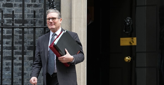 Il primo ministro britannico Keir Starmer lascia il numero 10 di Downing Street per partecipare alla sessione settimanale delle domande al primo ministro in parlamento a Londra, mercoledì 11 marzo 2026. (AP Photo/Frank Augstein)