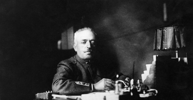 Il generale Luigi Cadorna (1850-1928), feldmaresciallo italiano, capo di stato maggiore dell'esercito italiano durante la prima parte della prima guerra mondiale.  Al lavoro alla sua scrivania.      Data: 1916 circa
