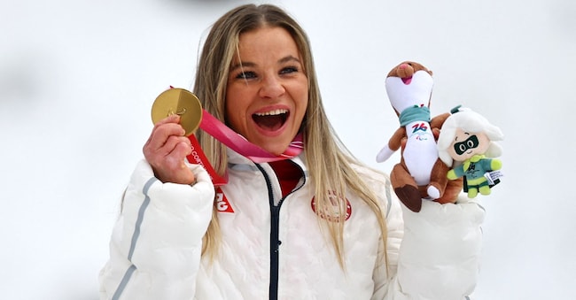 Paralimpiadi Milano Cortina 2026 - Sci di fondo paraolimpico - Cerimonia di premiazione della gara femminile di sci di fondo 10 km a partenza intervallata (categoria seduti) - Stadio di sci di fondo di Tesero, Lago, Italia - 11 marzo 2026 La medaglia d'oro Oksana Masters degli Stati Uniti festeggia sul podio REUTERS/Sarah Meyssonnier