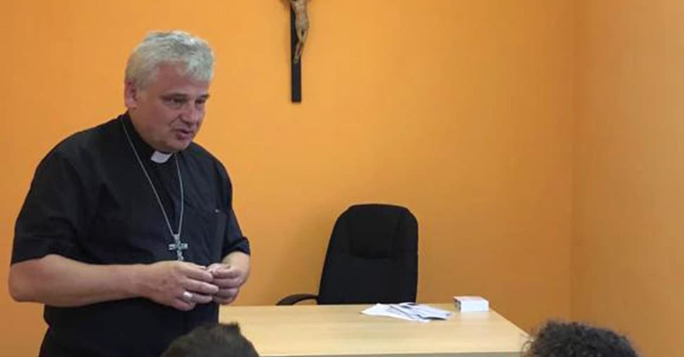 Dal blitz nello stabile occupato all’ambulanza fino a Kiev: l’elemosiniere Krajewski lascia la Curia