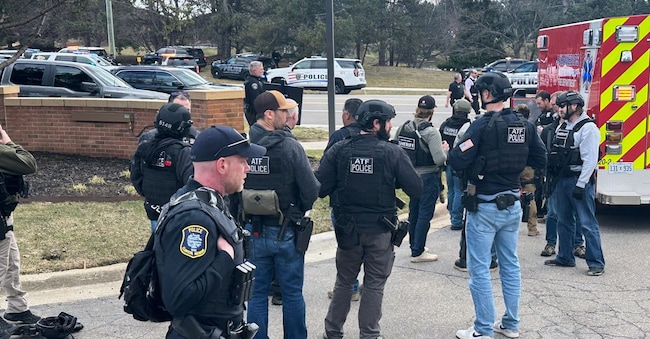 Le forze dell'ordine rispondono alla chiamata della sinagoga Temple Israel a West Bloomfield Township, in Michigan