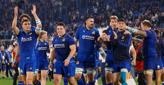 La squadra italiana festeggia dopo aver vinto la partita di rugby del Sei Nazioni tra Italia e Inghilterra allo stadio Olimpico di Roma, Italia, il 7 marzo 2026. ANSA/FABIO FRUSTACI
