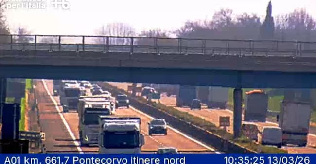 Un'immagine del traffico ripreso dalla webcam di Pontecorvo itinere nord dopo che questa mattina intorno alle 7.30 sull'autostrada A1 Milano-Napoli, nel tratto compreso tra Ceprano e Pontecorvo, in direzione Sud, nel territorio di Arce (Frosinone), uno scontro tra un furgone e un'auto ha causato la morte di tre persone, 13 marzo 2026 ANSA / WEBCAM AUTOSTRADE PER L'ITALIA 