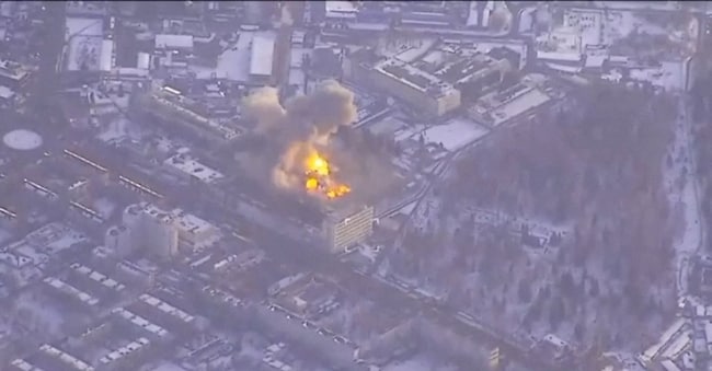 Il fumo si alza tra le esplosioni causate da un attacco ucraino contro uno stabilimento missilistico russo, nel corso del conflitto tra Russia e Ucraina, a Bryansk, in Russia, il 10 marzo 2026, in questa immagine tratta da un video diffuso.     Stato Maggiore delle Forze Armate ucraine/Diffuso tramite REUTERS    Edifici, tracciato stradale e rotatoria corrispondenti alle immagini d'archivio e satellitari dell'area. L'attacco missilistico è stato confermato dallo Stato Maggiore delle Forze Armate ucraine, dai servizi di emergenza regionali e dal governatore di Bryansk. 