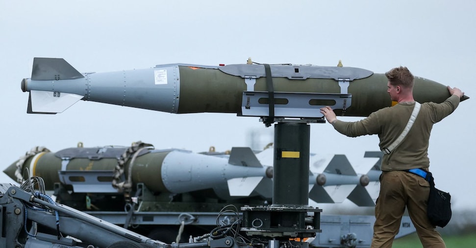 Usa: sì acquisto petrolio russo già in transito. Macron: «Morto uno dei soldati francesi feriti a Erbil»