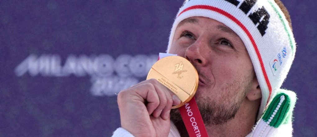 Paralimpiadi Milano Cortina 2026 - Para snowboard - Cerimonia di premiazione dello slalom su pista inclinata maschile SB-UL - Cortina Para Snowboard Park, Cortina d'Ampezzo, Italia - 13 marzo 2026. Il medaglia d'oro italiano Jacopo Luchini festeggia sul podio. REUTERS/Matteo Ciambelli