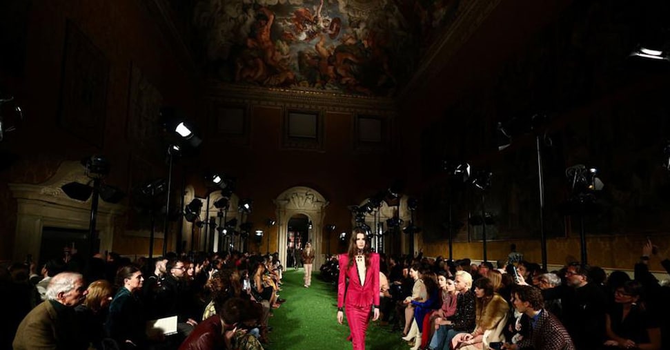 Valentino, arte e moda si incontrano fra le statue di Palazzo Barberini