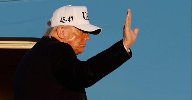 Il presidente americano Donald Trump mentre sale a bordo dell’Air Force One