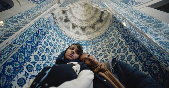 Doe (Ebada Hassan) e Muna (Safiyya Ingar) in «Brides - Giovani spose»