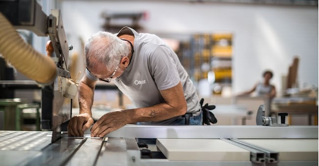 Un operaio al lavoro nello stabilimento Cesar di Pramaggiore, in provincia di Venezia