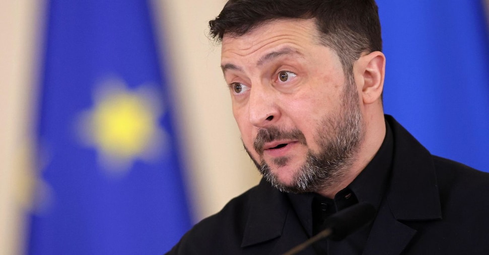 Ucraina, Zelensky a Parigi per incontrare Macron. Nella notte 127 droni russi