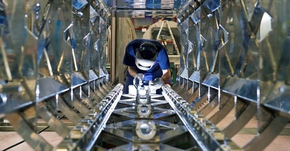 Produzione industriale italiana a gennaio 2026: cali marcati in chimica e tessile, crescita solo negli autoveicoli