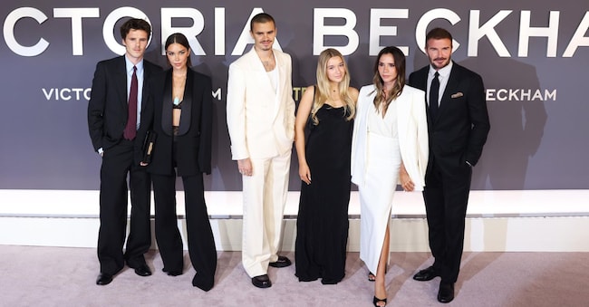 Da sinistra a destra: Cruz Beckham, Jackie Apostel, Romeo Beckham, Harper Beckham, Victoria Beckham e David Beckham partecipano alla prima mondiale della serie documentaria «Victoria Beckham» a Londra, Gran Bretagna, l'8 ottobre 2025. (EPA/NEIL HALL)