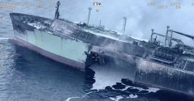 Una veduta aerea del 3 marzo 2026, ripostata su X da OSINTdefender, della petroliera russa "Arctic Metagaz". L'immagine mostra un grande buco nello scafo bruciato della nave, che avrebbe preso fuoco nel Mediterraneo dopo essere stata presa di mira da un drone navale non identificato vicino a Malta