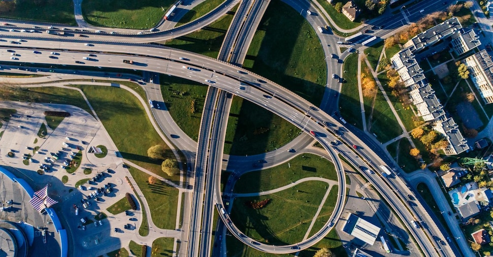 Nuovo cartello stradale in Ue con un rombo bianco su sfondo blu: ecco cosa significa (e le multe previste)