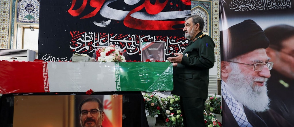 Il comandante Mohsen Rezaee durante il funerale di Ali Shamkhani, consigliere politico del leader supremo ayatollah Ali Khamenei, ucciso a sua volta all’inizio del conflitto 