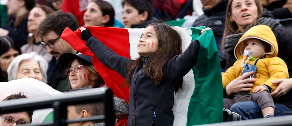 Paralimpiadi Milano-Cortina 2026 - Hockey su ghiaccio paralimpico - Finale per il 5°-6° posto - Italia contro Germania - Milano Santagiulia Ice Hockey Arena, Milano, Italia - 14 marzo 2026. I tifosi italiani reagiscono sugli spalti. REUTERS/Remo Casilli
