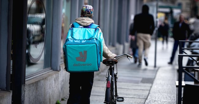 Un rider Deliveroo con la sua bicicletta in centro a Torino. Torino 27 febbraio 2026