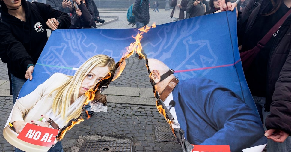 Referendum, corteo a Roma: bruciato cartellone con Meloni e Nordio