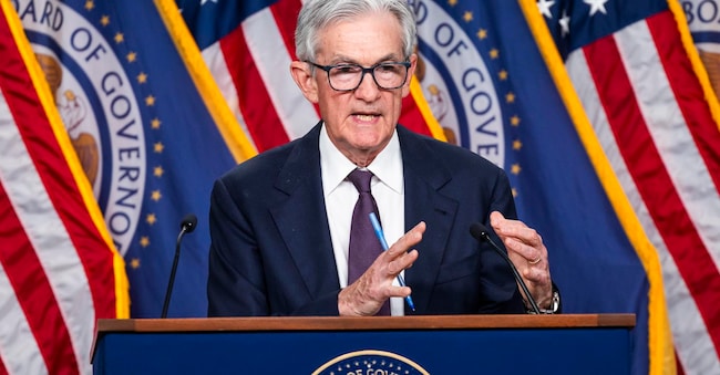 Il presidente della Federal Reserve statunitense Jerome Powell annuncia che la Fed non modificherà i tassi di interesse al termine della riunione di due giorni tenutasi a Washington, DC, USA, il 7 maggio 2025. Il presidente degli Stati Uniti Donald Trump ha avuto recentemente uno scontro con il presidente Powell, invitandolo ad abbassare i tassi di interesse a seguito dei dazi da lui imposti.  EPA/JIM LO SCALZO