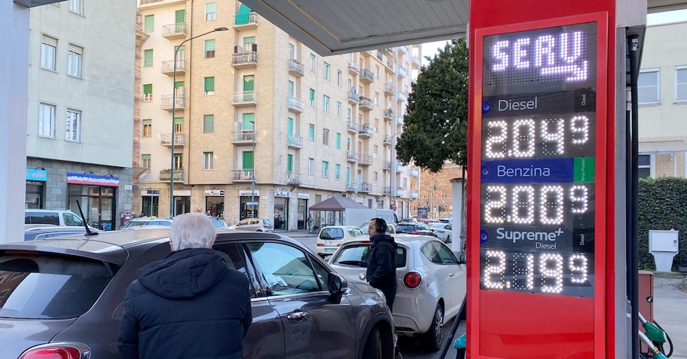 Carburanti, la guerra in Medio Oriente è una stangata per gli italiani: spesi 16,5 milioni in più al giorno