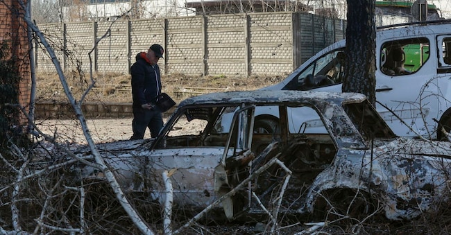 Un abitante del posto ispeziona le auto danneggiate sul luogo di un attacco russo a Brovary, nei pressi di Kiev, in Ucraina, il 14 marzo 2026, nel corso dell'invasione russa. Secondo il Servizio statale di emergenza ucraino, almeno quattro persone sono state uccise e altre 15 ferite in seguito a un attacco combinato sferrato durante la notte dalla Russia con droni e missili contro la capitale ucraina e i distretti circostanti.  EPA/SERGEY DOLZHENKO