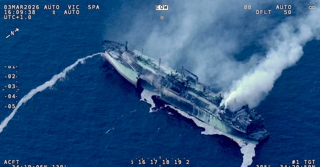 Una veduta aerea del 3 marzo 2026, ripostata su X da OSINTdefender, della petroliera russa "Arctic Metagaz". L'immagine mostra il grande buco nello scafo bruciato della nave, che avrebbe preso fuoco nel Mediterraneo dopo essere stata presa di mira da un drone navale non identificato vicino a Malta