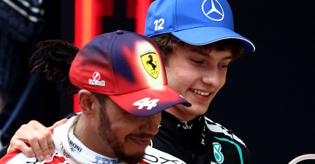 Kimi Antonelli e Lewis Hamilton sul podio in Cina (REUTERS/Jakub Porzycki)