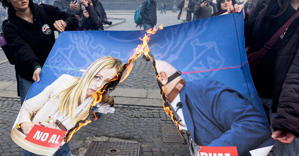 Cartelli bruciati con Giorgia Meloni e Carlo Nordio: identificati i primi tre responsabili