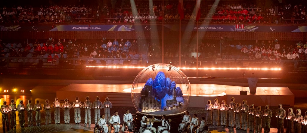 Alcuni artisti spengono la fiamma paralimpica durante la cerimonia di chiusura dei Giochi Paralimpici Invernali Milano Cortina 2026 a Cortina d'Ampezzo, Italia, il 15 marzo 2026.  EPA/CLAUDIO THOMA 