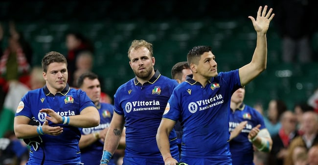 - Torneo delle Sei Nazioni - Galles vs Italia - Principality Stadium, Cardiff, Galles, Regno Unito - 14 marzo 2026 I giocatori italiani salutano i tifosi dopo la partita Action Images via Reuters/Andrew Boyers