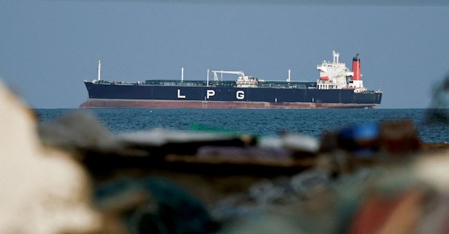 Una nave cisterna per il trasporto di GPL alla fonda a Shinas, in Oman, l’11 marzo 2026, mentre il traffico nello Stretto di Hormuz è ridotto a causa del conflitto tra Stati Uniti, Israele e Iran