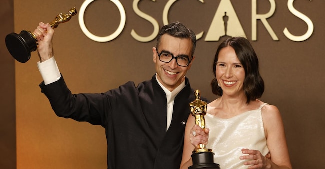 Alexandre Singh e Natalie Musteata posano con il premio per il miglior cortometraggio in live action «Two People Exchanging Saliva» durante la 98ª cerimonia annuale degli Oscar al Dolby Theatre di Los Angeles, California, USA, il 15 marzo 2026. (EPA)