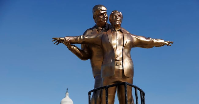 Una stata di contestazione con Jeffrey Epstein e il presidente Usa Donald Trump, in posa Titanic, al the National Mall, Washingto.  EPA/WILL OLIVER