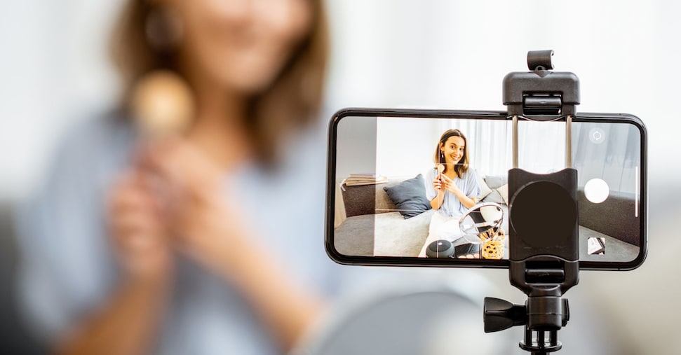 Social e pubblicità nascosta: Agcom pubblica le Faq per gli influencer