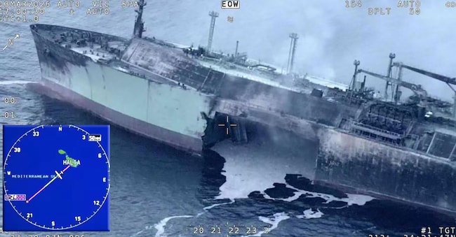 Una veduta aerea del 3 marzo 2026, ripostata su X da OSINTdefender, della petroliera russa "Arctic Metagaz". L'immagine mostra il grande buco nello scafo bruciato della nave dopo essere stata presa di mira da un drone navale non identificato vicino a Malta, 13 marzo 2026 (SULLA SINISTRA la posizione del 15 marzo 2026 della nave alla deriva  a sud ovest di Malta)