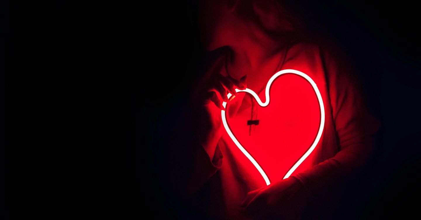 Moglie manipolatrice condannata per truffa sentimentale: anziano imprenditore spogliato del patrimonio