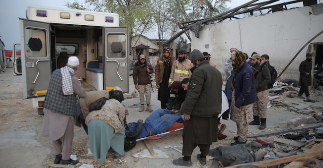 Le vittime dei presunti attacchi aerei pakistani vengono trasportate via dal luogo dell'incidente, a Kabul, in Afghanistan. Le autorità afghane hanno affermato che gli attacchi kistani hanno preso di mira una struttura sanitaria