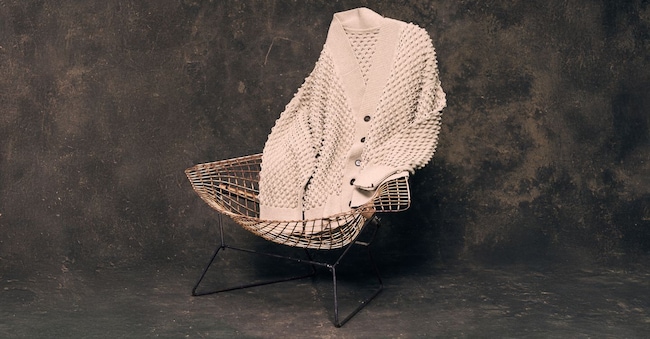 Qui e nelle immagini dell’articolo, alcune delle lavorazioni di “Echoes of Craft” realizzate dal designer Galib Gassanof e liberamente ispirate ai capi dell’archivio di Sara Sozzani Maino. Si tratta di 15 capi creati con i lati di Consinee, fibre pregiate e cashmere a filiera controllata, e sono stati presentati durante l’ultima edizione di Pitti Uomo a Firenze, lo scorso gennaio.