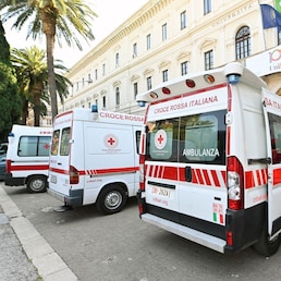 PRIDE    PIAZZA UMBERTO    AMBULANZA  AMBULANZE  CROCE ROSSA  ITALIANA   OPERATORI  SANITARI