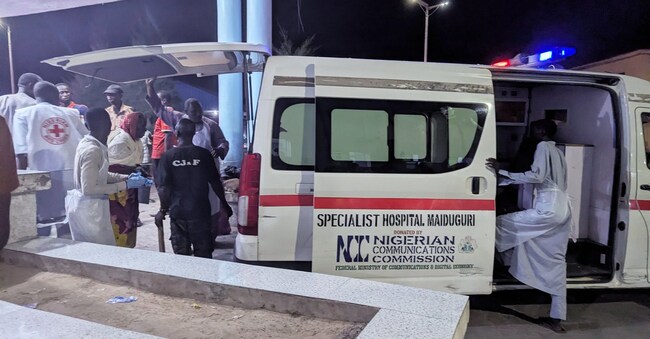 Un'ambulanza davanti all'ospedale gli attacchi kamikaze verificatisi a Maiduguri