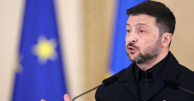 Il presidente ucraino Volodymyr Zelensky tiene una conferenza stampa insieme al presidente rumeno Nicusor Dan (non presente nella foto) al termine del loro incontro ufficiale a Bucarest, in Romania, il 12 marzo 2026. Il presidente ucraino è giunto in Romania in visita ufficiale per incontrare il suo omologo rumeno e discutere di sicurezza e relazioni bilaterali.  EPA/ROBERT GHEMENT