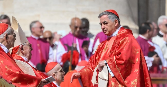 Il cardinale Angelo Becciu durante il funerale di papa Francesco in piazza San Pietro, Citta' del Vaticano, 26 aprile 2025. ANSA/ALESSANDRO DI MEO