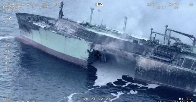 Una veduta aerea del 3 marzo 2026, ripostata su X da OSINTdefender, della petroliera russa "Arctic Metagaz". L'immagine mostra il grande buco nello scafo bruciato della nave, che avrebbe preso fuoco nel Mediterraneo dopo essere stata presa di mira da un drone navale non identificato vicino a Malta. ANSA